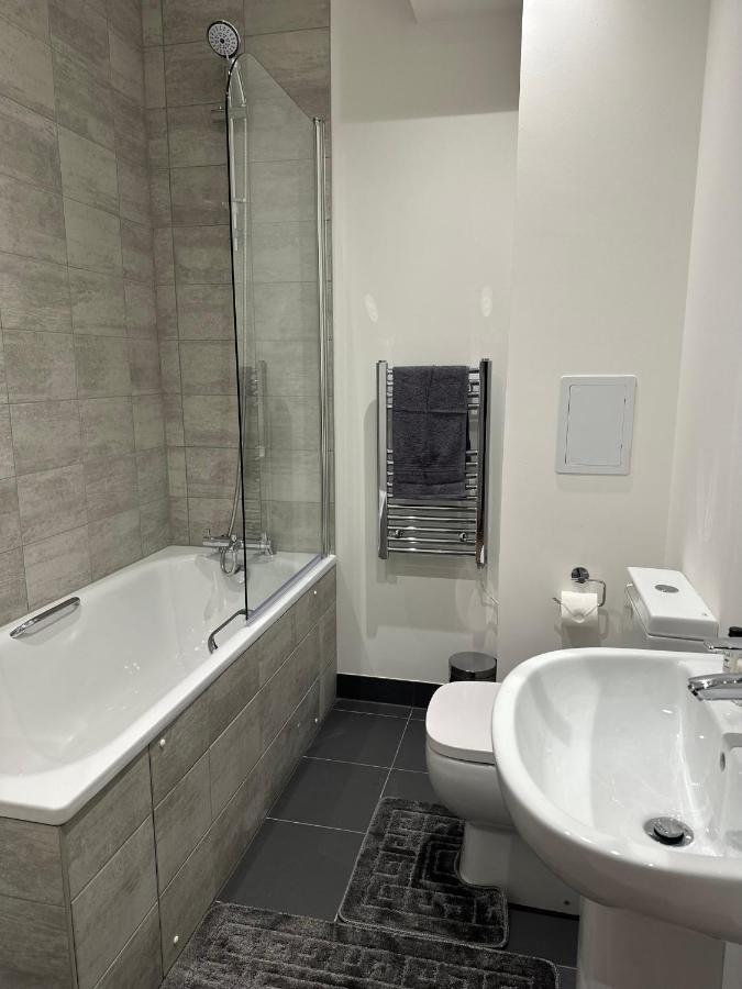 Sleek & Stylish Apartment By Dh Aparthotels Peterborough Buitenkant foto