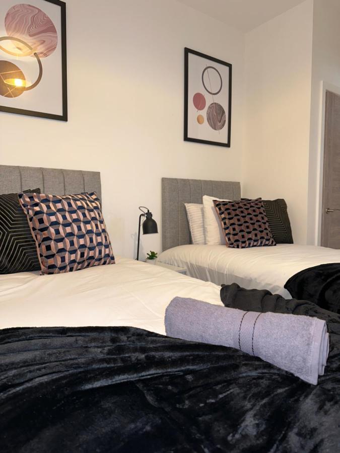 Sleek & Stylish Apartment By Dh Aparthotels Peterborough Buitenkant foto