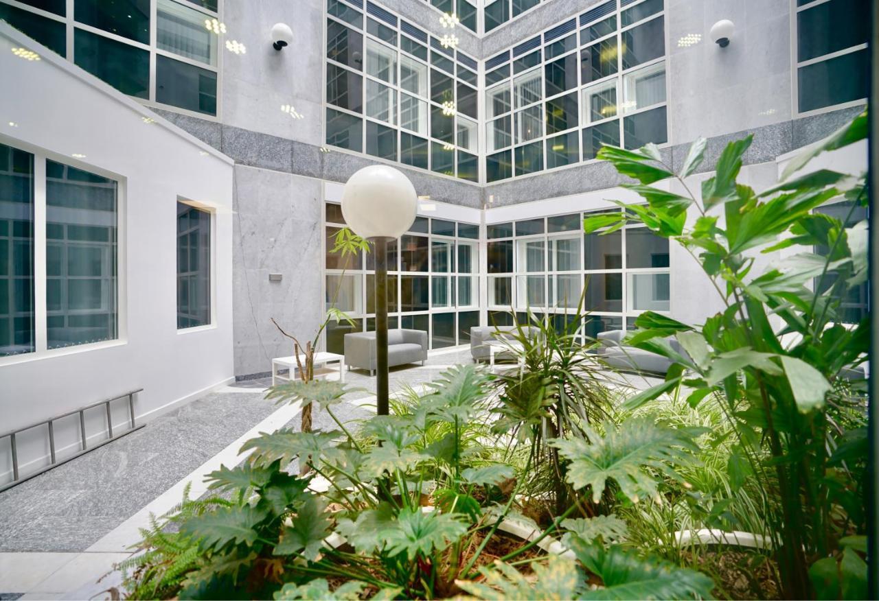 Sleek & Stylish Apartment By Dh Aparthotels Peterborough Buitenkant foto